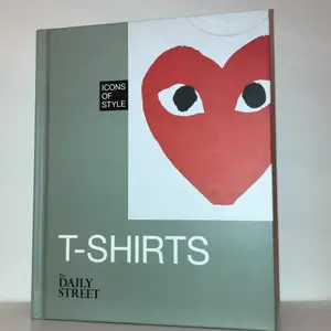 En bok med 128 sidor om olika t-shirtmärken på engelska! Väldigt stilfull och trendig, perfekt för dig som älskar olika märken. Köpt för 220kr, i är fortfarande i jättebra skick. Hör av dig vid frågor! 💛 Priset är diskutabelt. Frakt tillkommer!