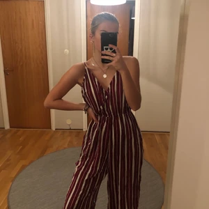 Randig jumpsuit  - Jättefin randig jumpsuit. Den är i bra skick och är väldigt bekväm. Säljer pga att den är för stor. Köpare står för frakt💗