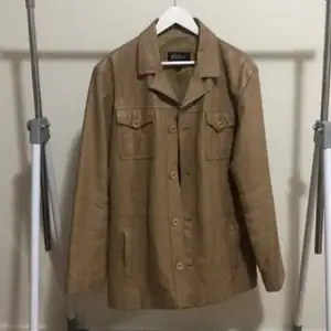 En supersnygg vintage oversized skinnjacka i färgen beige! (lite mörkare färg på bild dock). Skulle uppskatta att storleken är XL. Materialet är väldigt bra kvalite och jackan har en snygg strukturerad form som sitter perfekt på kroppen!                                                                             BUDA gärna