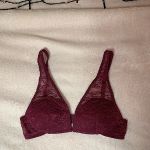 Spets bh - Spets bh i vin rött färg från Monki i storlek XS! Knappt användning, säljer pga de är för småa för mig och kommer ej använda längre!🌸