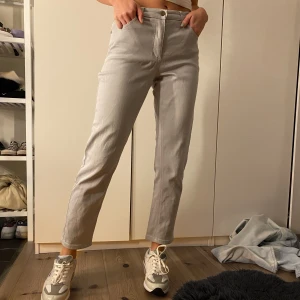 Jeans  - Gråa momjeans i bra passform. Passar mig med ca storlek S.