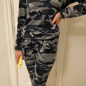 Mysigt set från madlady  - Väldigt mysigt set med byxor och tröja💖 Säljer för att det är för litet🙁🙁 man kan såklart även köpa bara en del för lite mindre. Frakt tillkommer!