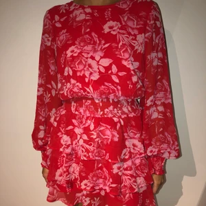 KLÄNNING - Klänning från Gina Tricot.❤️ Storlek 38 men passar 36! ⛔️Köpare står för frakt! 