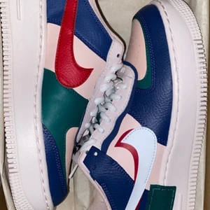 NIKE AIR FORCE - Färgglada Nike air Force i strl. 37,5 