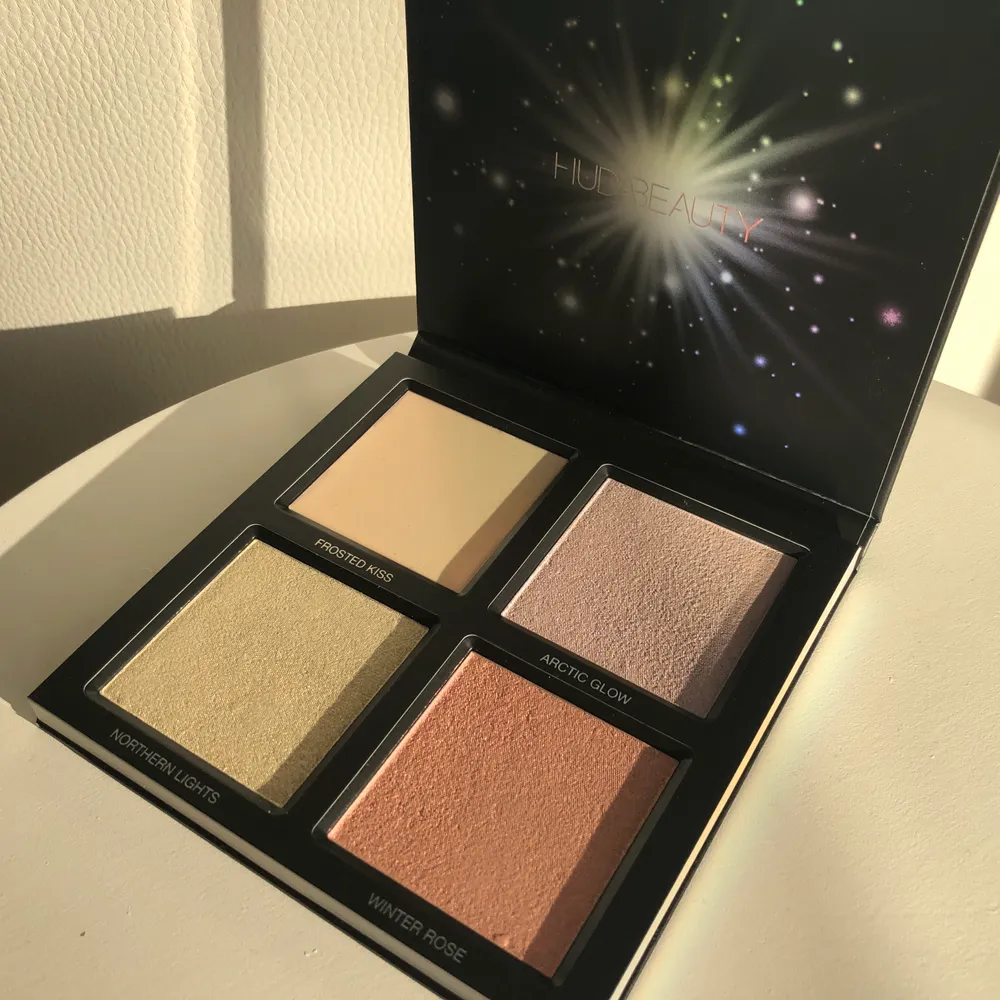 NY! Huda Beauty highlighter palett ’Winter’, värde 450 kr, aldrig använd eller testad. Övrigt.