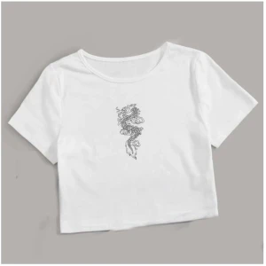 Vit croptop med en drake på - Detta är en slutsåld vit croptop från shein funkar som xs och s! Jag säljer denna pgr av att jag har ändrat stil!