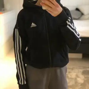 Adidas hoodie (med dragkedja). Bra att träna i eller ha till vardags. 