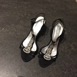 Klackskor med strass - Passar storlek 37. Bra skick! 