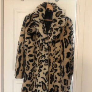 Leopardkappa - Säljer min leopardkappa som är sparsamt använd. Sjukt mysig och härlig under hösten ❣️❣️❣️