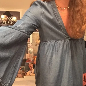 Jeansblus - Ascool jeansblus! Riktig 70-talsfeeling 👩🏼‍🎤🤠 Tyget är tunt, lent och flowy! Stl 38 (sitter på en 38/40, 175cm) Utåtsvängda armar och snygg skärning vid bröstet. Från HM, superfint skick och knappt använd:)) [Frakt tillkommer <3]