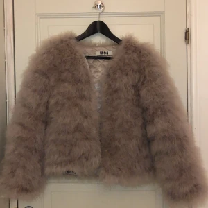 Fjäderjacka - Fin fjäder jacka från Dennis Maglic. Använd Max 10 gånger. Fint skick 