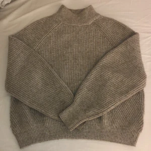 Stickad tröja från h&m - Säljer en jätte fin stickad tröja från h&m. Använt skick. Lite nopprig på armarna och lite slitet där man kan se på sista bilden. 