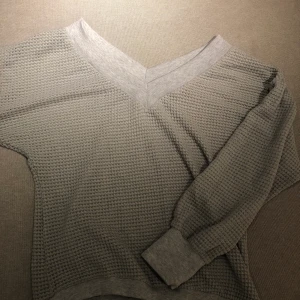 V ringad stickad tröja - Säljer min v ringade supertrendiga tröja. Den är en blandning av vanligt tyg och stickad💕💕 I storlek M💕 Säljer den för 134+66kr  för frakten💕