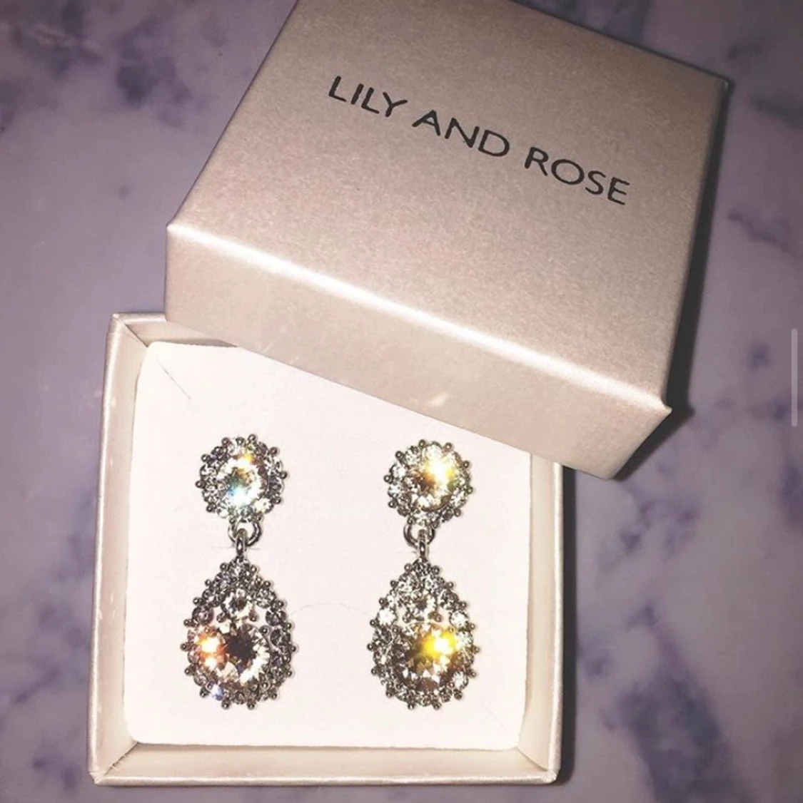 LILY AND ROSE ÖRHÄNGEN