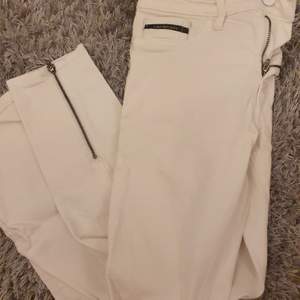 Vita jeans från Calvin Klein i storlek 26/32. Modellen är stuprör. I använt skick dock inga håll eller andra skavanker. 