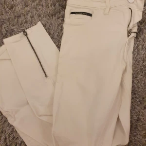 Jeans Calvin Klein  - Vita jeans från Calvin Klein i storlek 26/32. Modellen är stuprör. I använt skick dock inga håll eller andra skavanker. 