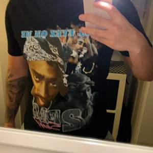 Svart T-shirt med Tupac tryck på framsidan. Köpt på Junkyard för 299:-. Unisex. Använd 2 gånger.