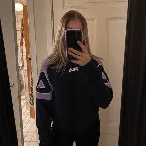 Fila sweatshirt - Säljer nu min älskade Fila tröja som är inköpt från junkyard för ca 1 år sedan, och som inte går att köpa längre. Sparsamt använd så därav inga slitage eller liknande på tröjan. Skriv privat vid funderingar, köparen står för frakt💕