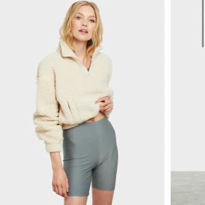 Teddy Sweater - En superfin trendig Teddy sweater köpt på bikbok. Aldrig använd så superbra skick. Säljer pga inte min stil längre det är bara att skriva för fler bilder  