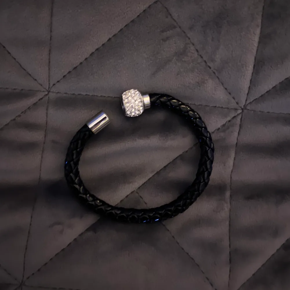 🖤Säljer detta ursnygga armband i lack med en pärla i mitten som är magnetisk🖤 ❌❌sänker priset till 30kr❌❌❌. Accessoarer.