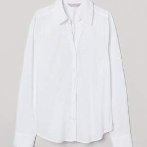 Storlek S, helt vanlig vit skjorta, perfekt att ha under en tjocktröja💞