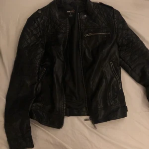Läderjacka  - Fake läderjacka men en väldigt fin. Inga hål eller andra konstigheter.