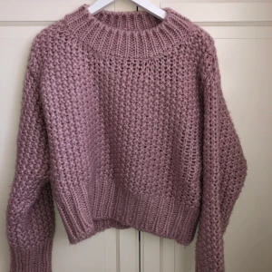 Stickad tröja  - En stickad tröja från NAKD. Aldrig använd. Färg gammaldags rosa. Nypris 399.