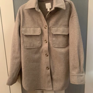Biege jacka  - Extremt populär jacka ifrån h&m, storlek xs passar mig som har medium, passar även andra storlekar beroende på hur man vill att den ska sitta. Start bud 300✨