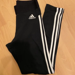 Adidastights - Klassiska adidastights. Använder dom aldrig så dom förtjänar ett bättre hem! ⭐️ 50kr + frakt