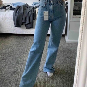  - Säljer ett par supersnygga jeans från zara. Dom är använda cirka 2-3 gånger och i bra kvalite! Frakt tillkommer❤️