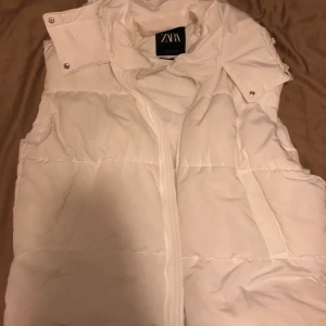 Vit oversize väst - Vit oversize väst från zara med luva som är slutsåld, köpt förra vintern, skulle säga att den funkar som alla storlekar då den är oversize, buda gärna i kommentarerna 💕