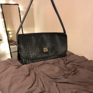 Söt väska - Sååå himla fin o söt väska köpt här på plick men som inte kommer till användning. Passar till ALLT och är så smidig med många bra fack💗 köpare står för frakt