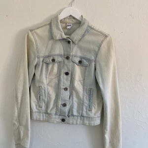 Vero Moda jeansjacka - Vero Moda jeansjacka i bra skick. Köpare står för frakt.