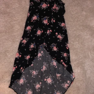 Omlott kjol  - En blommig omlottkjol från H&M använd ett få tal gånger. Frakt ingår ej i priset                                 
