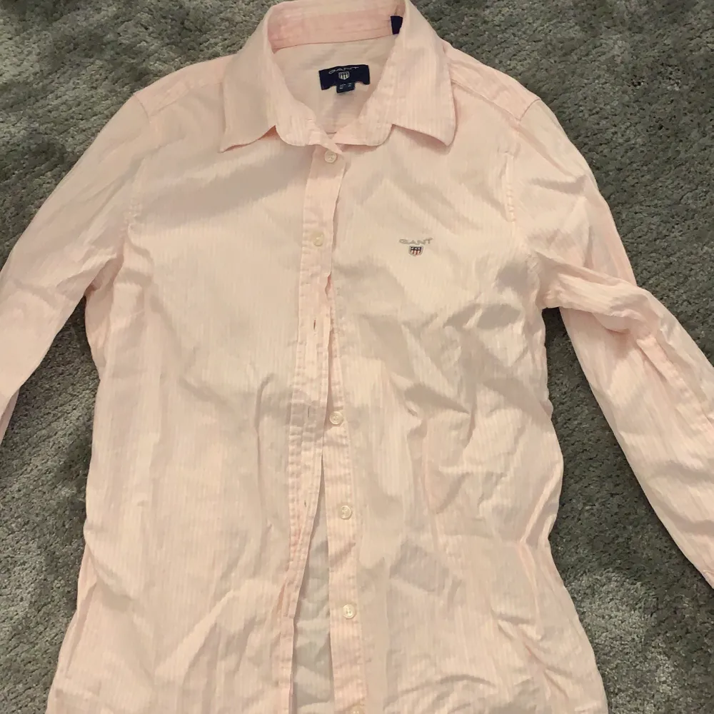 Gant skjorta i storlek 34, använd 4 gånger, rosa vit randig . Skjortor.