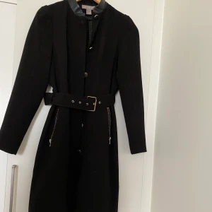 Jacka  - Säljer min svarta jacka från HM, köpt för några år sen. Den är i bra skick och passar med det mesta. Storlek 36. Köparen står för frakten🤍