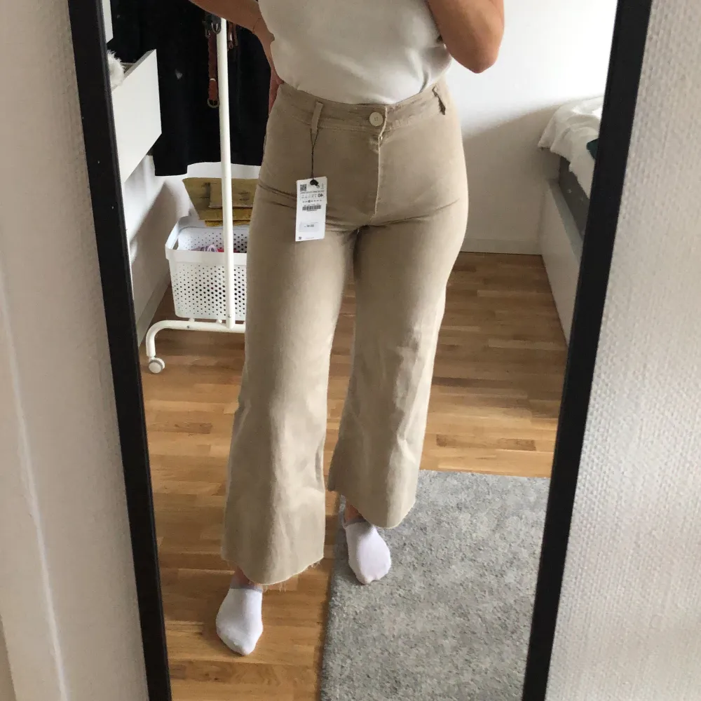 Helt oanvända beiga jeans från Zara, prislapp kvar. Strl 40. Jättefin passform! Material: 90% bomull, 8% polyester, 2% elestan. Nypris: 399 kr. . Jeans & Byxor.