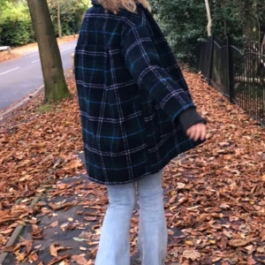 Kappa - Säljer denna sjukt fina kappa från monki! Köpt förra hösten för 900kr. Inga märken eller täcken på användning! Ledande bud 450kr!