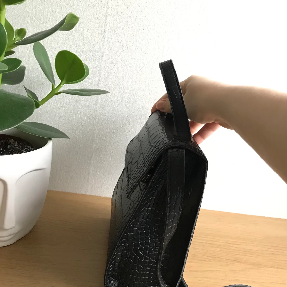 Liten svart väska med orm print  - 91