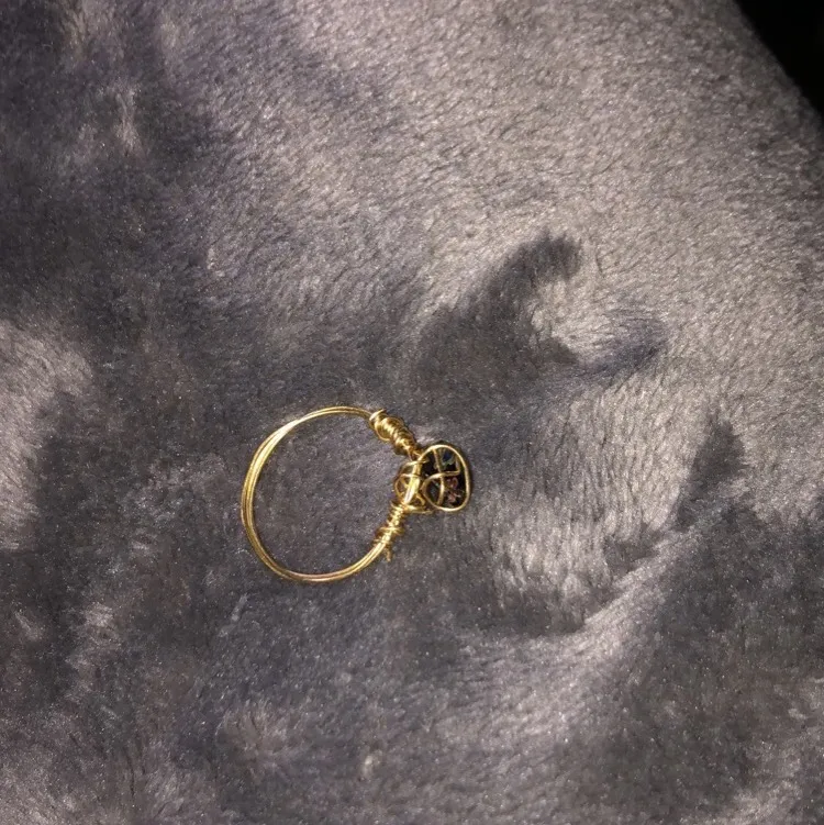 Säljer lite ringar som jag gjort själv, ringen är gjord av guldig ståltråd och en svart pärla/Sten med små blommor på. Säljer denna ring för 15 kr+ 11 kr i frakt. DMa mig vid intresse!. Accessoarer.