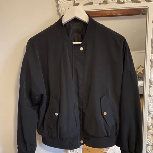 Bomberjacka  - Säljer en bomberjacka från gina tricot🖤 Jätte fin pass form och man får plats med hoddie innanför🖤 (Frakten står man för själv)