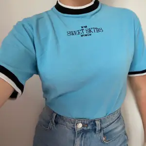 En skitsnygg blå tshirt från Sweet SKTBS! 💙                                                                                Har använt kanske 2ggr så är i bra skick!                       Tveka inte på att skriva om det är något du undrar över.  Kolla in min sida för liknande plagg 🤍 