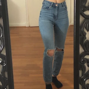 Molly jeans - Säljer mina Högmidjade Molly jeans från GinaTricot stl xs i fint skick!