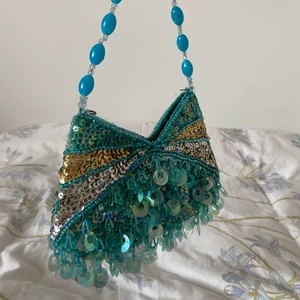 LITEN VÄSKA - En så himla fin och unik väska! 🥺                                                                                                 Har endast använt ett fåtal gånger så är i bra skick!      Tveka inte på att skriva om det är något du undrar över.  Kolla min sida för liknande plagg 🤍 