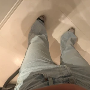 Jeans - Säljer dessa jeans från other stories, storlek 29 men jag brukar ja 36 eller 38 och de passar perfekt på mig som är 169 cm lång! 