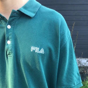 Fila-piké - Häftig piké från märket Fila i riktig vintagefeeling💓 storlek M✨ frakt ingår ej, kan mötas upp i sthlm