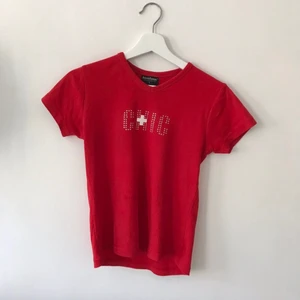 Röd t-shirt med diamanter  - Så fin och unik tröja med diamant text som de står chic. Den är super gullig och säljer pga att den inte riktigt är min stil längre. Kan absolut gå ner i pris vara att buda🥰🥰