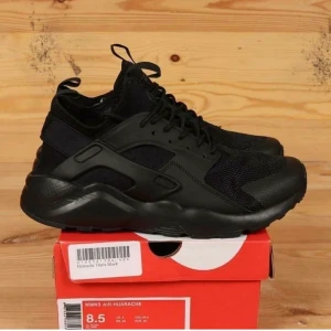 Nike air huarache - Helt svart använd 1 gång, stl är 36,5
