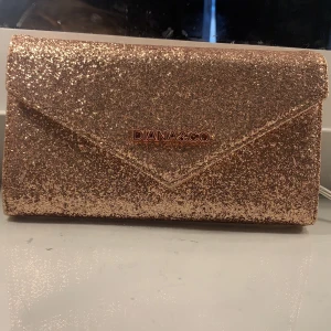 Dian&co - Använd fåtal gånger köpt i Kroatien för 1 år sedan ! Köpt för 400kr säljer för 100!Budgivning i kommentarerna 