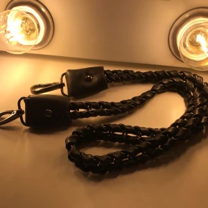 Axelband - Ett snyggt axelband, passar tyvär inte till någon av mina väskor då jag inte har någon svart med silver detaljer. Men snygg och bra kvalite, inte använd någon gång.